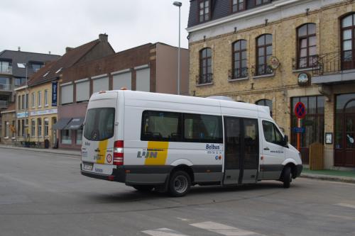 VDL Bus & Coach MidCity (met Mercedes chassis) aan het station van Veurne.