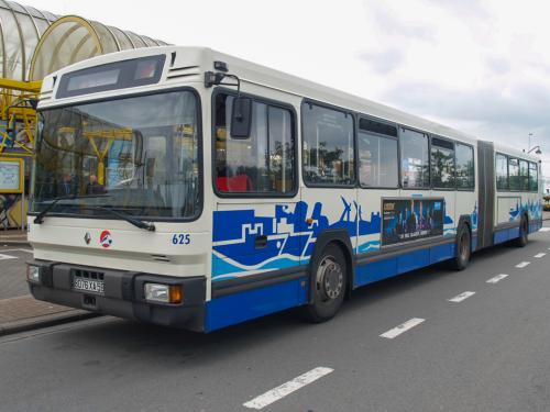 Renault PR118 aan het station Adinkerke/De Panne.