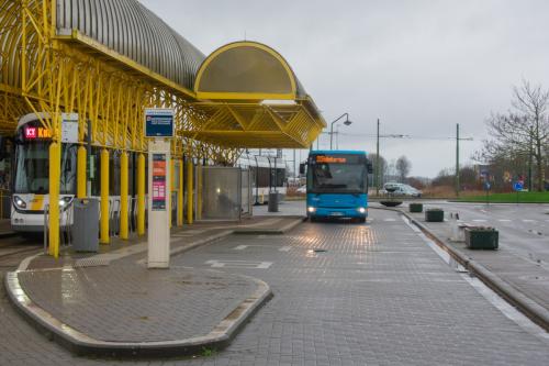 Blauwe Iveco Crossway van DK Bus aan het station van Adinkerke/De Panne. Met dank aan Robbe voor deze foto!