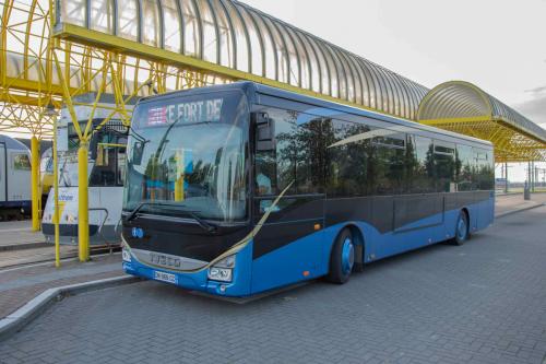 Iveco Crossway van DK Bus aan het station van Adinkerke/De Panne.