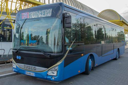 Iveco Crossway van DK Bus aan het station van Adinkerke/De Panne.