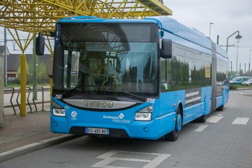 Iveco Urbanway van DK Bus aan het station van Adinkerke/De Panne.