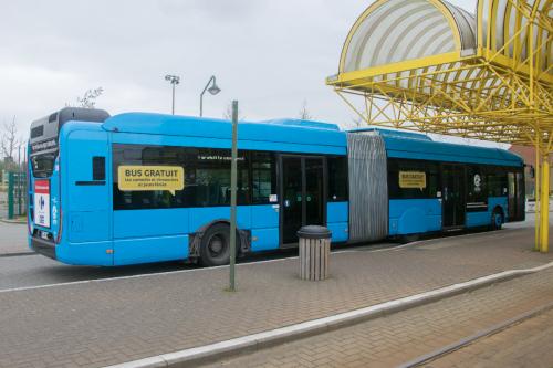 Iveco Urbanway van DK Bus aan het station van Adinkerke/De Panne.