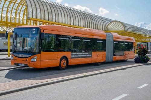 Iveco Urbanway van DK Bus aan het station van Adinkerke/De Panne.