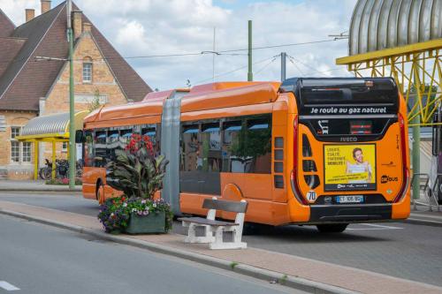 Iveco Urbanway van DK Bus aan het station van Adinkerke/De Panne.