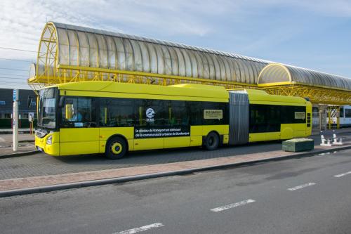 Iveco Urbanway van DK Bus aan het station van Adinkerke/De Panne.