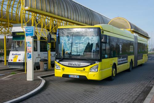 Iveco Urbanway van DK Bus aan het station van Adinkerke/De Panne.