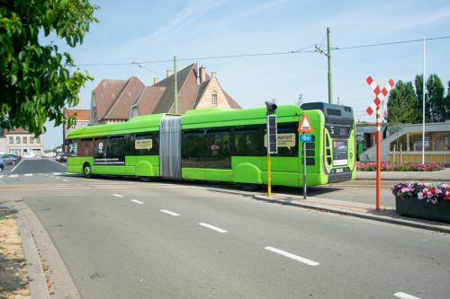 Iveco Urbanway van DK Bus aan het station van Adinkerke/De Panne.