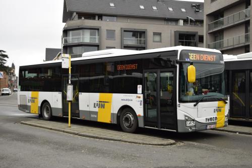 Iveco Crossway aan het station van Tielt.