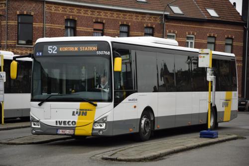 Iveco Crossway aan het station van Tielt.