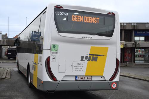 Iveco Crossway aan het station van Tielt.