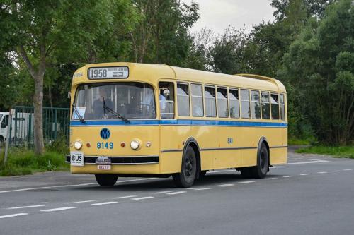 Brossel A98 Van Hool (MIVB) te Kaaskerke gedurende de Nostalbus Rally.