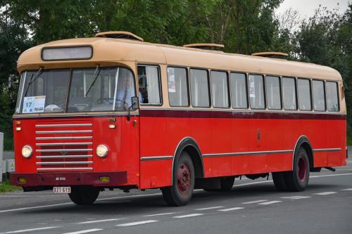 Van Hool 420 te Kaaskerke gedurende de Nostalbus Rally.