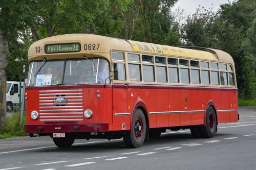 Van Hool 420 te Kaaskerke gedurende de Nostalbus Rally.