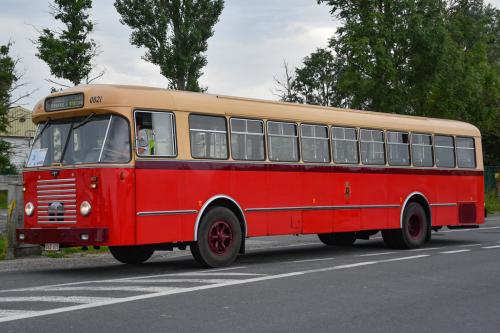 Van Hool 420 te Kaaskerke gedurende de Nostalbus Rally.