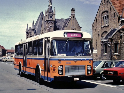 Van Hool AU124 op de vroegere lijn 22 te Veurne.Fotocollectie van Zone01.be.