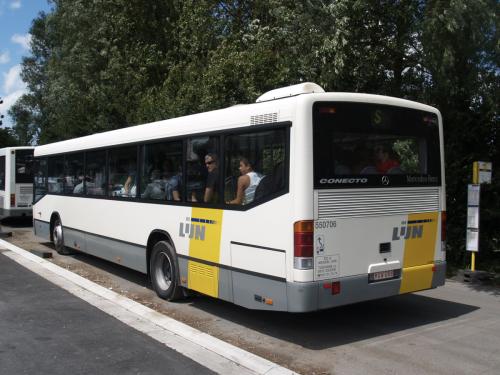 Mercedes Conecto van Mandel Cars aan het station van Koksijde.