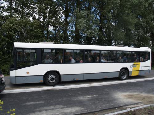 Mercedes Conecto van Mandel Cars aan het station van Koksijde.