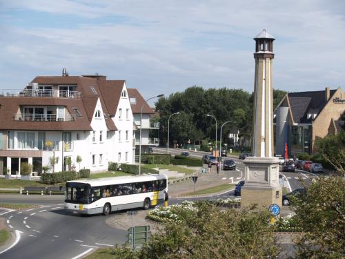 Mercedes Conecto van Mandel Cars aan de Zuid-Abdijmolen en de rotonde met vuurtoren te Koksijde.