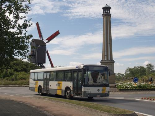 Mercedes Conecto van Mandel Cars aan de Zuid-Abdijmolen en de rotonde met vuurtoren te Koksijde.