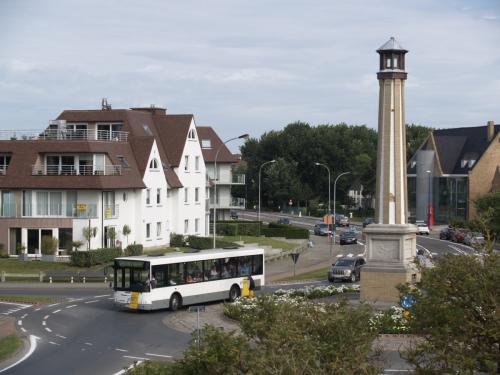 Jonckheere Transit 2000 van Mandel Cars aan de Zuid-Abdijmolen en de rotonde met vuurtoren te Koksijde.