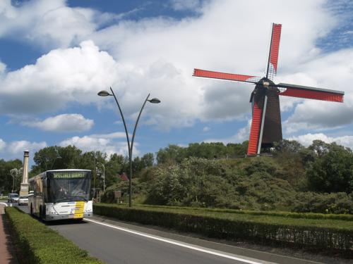 Jonckheere Transit 2000 van Mandel Cars nabij Ster-der-Zee te Koksijde.