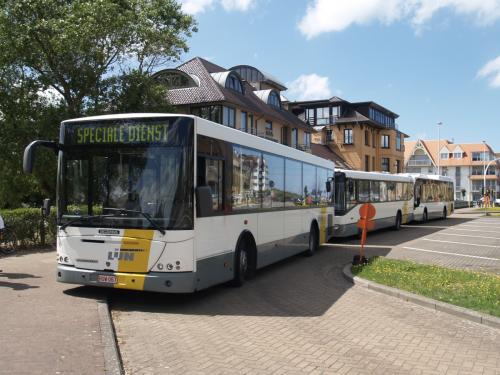 Jonckheere Transit 2000 van Mandel Cars aan de Zuid-Abdijmolen en de rotonde met vuurtoren te Koksijde.