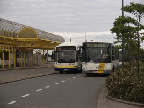 Jonckheere Transit 2000 van Mandel Cars aan het station Adinkerke/De Panne.