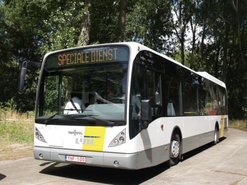 Van Hool New A360H van Mandel Cars aan het station van Koksijde.