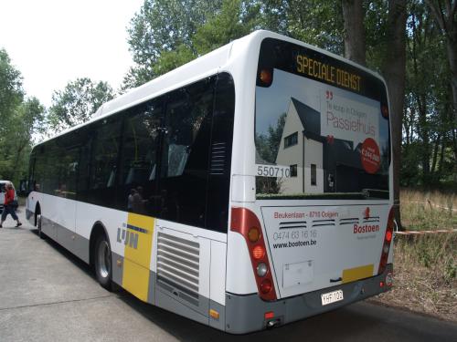 Van Hool New A360H van Mandel Cars aan het station van Koksijde.