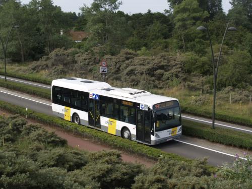 Van Hool New A360H van Mandel Cars aan de Zuid-Abdijmolen en de rotonde met vuurtoren te Koksijde.