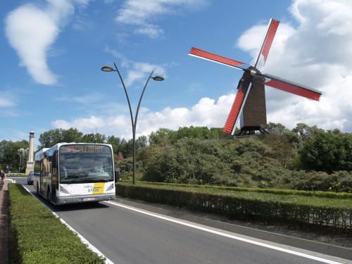 Van Hool New A360H van Mandel Cars aan de Zuid-Abdijmolen en de rotonde met vuurtoren te Koksijde.