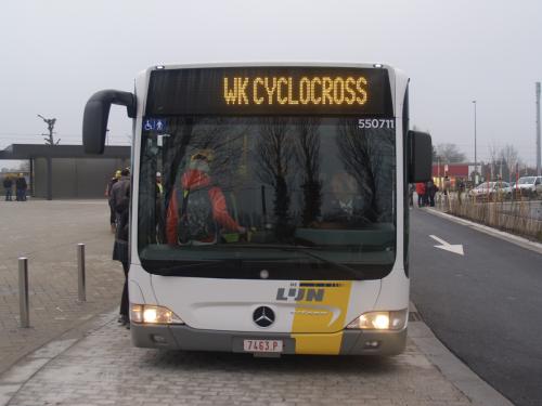 Gelede Mercedes Citaro van Mandel Cars aan het station van Koksijde.