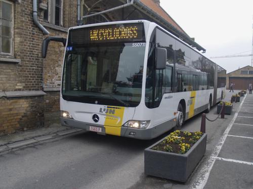 Gelede Mercedes Citaro van Mandel Cars aan het station van Veurne.