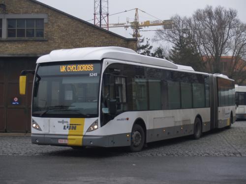 Van Hool newAG300 aan het station van Veurne.