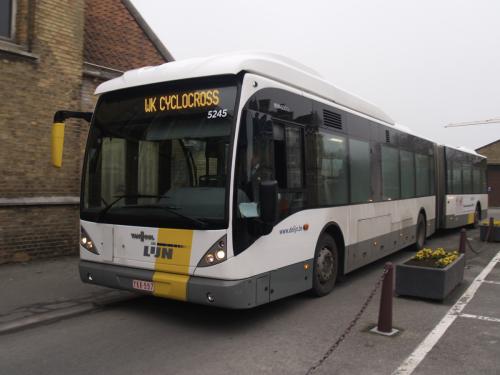 Van Hool newAG300 aan het station van Veurne.