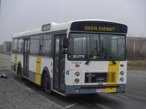 Van Hool A120P aan het station van Adinkerke/De Panne.