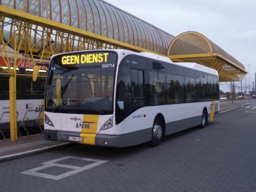 Van Hool newA360H van Mandel Cars aan het station van Adinkerke/De Panne.