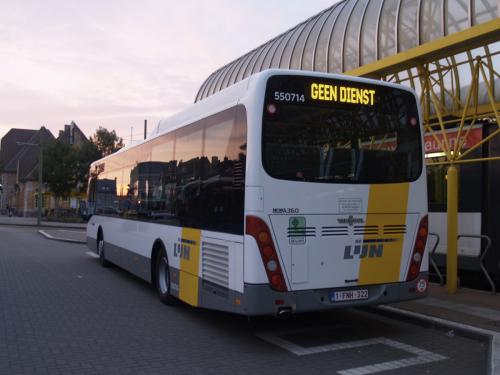 Van Hool newA360H van Mandel Cars aan het station van Adinkerke/De Panne.