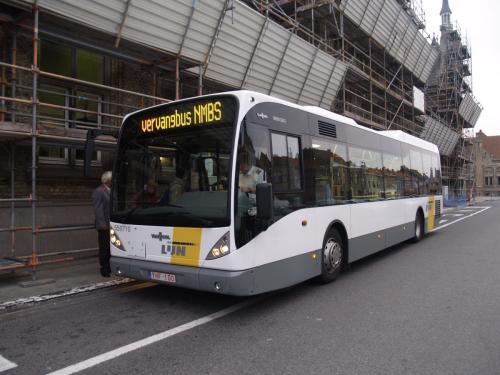 Van Hool newA360H van Mandel Cars aan het station van Koksijde.