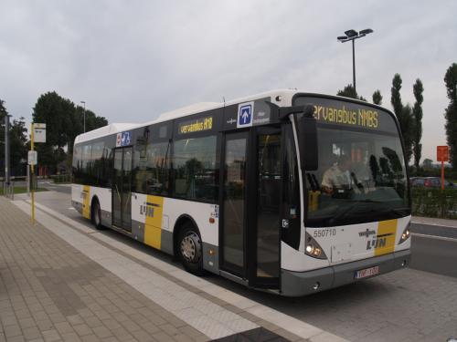 Van Hool newA360H van Mandel Cars aan het station van Veurne.