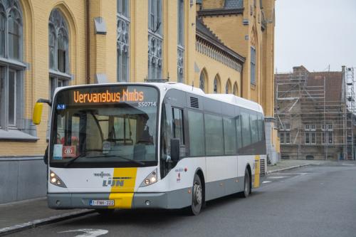 Een Van Hool newA360H te Veurne wacht op z'n vertrek naar Adinkerke.