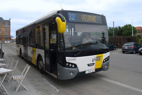 VDL Citea aan het station van Diksmuide.