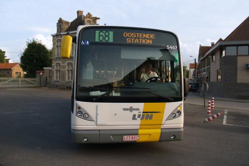 Van Hool newA360 aan het station van Koksijde.