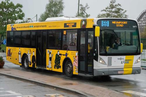 Van Hool newA360, met reclame jasje voor de "museumlijnen" 68 & 69, aan het station van Adinkerke/De Panne.