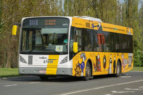 Van Hool newA360, met reclame jasje voor de "museumlijnen" 68 & 69, aan het station van Koksijde.