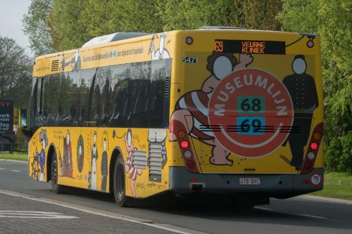 Van Hool newA360, met reclame jasje voor de "museumlijnen" 68 & 69, aan het station van Koksijde.