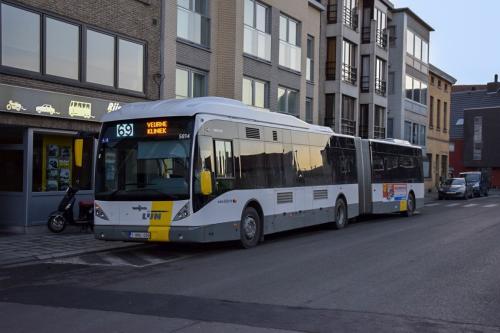 Van Hool newAG300 aan het station van Veurne.