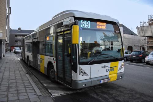 Van Hool newAG300 aan het station van Veurne.