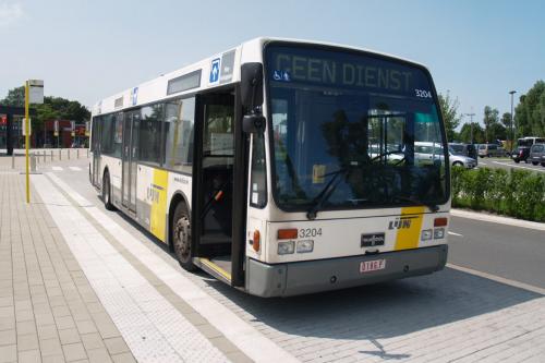 Van Hool A300 aan het station van Koksijde.